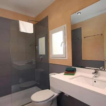 Modern 300m From Crystal Clear Coves By Renthousing